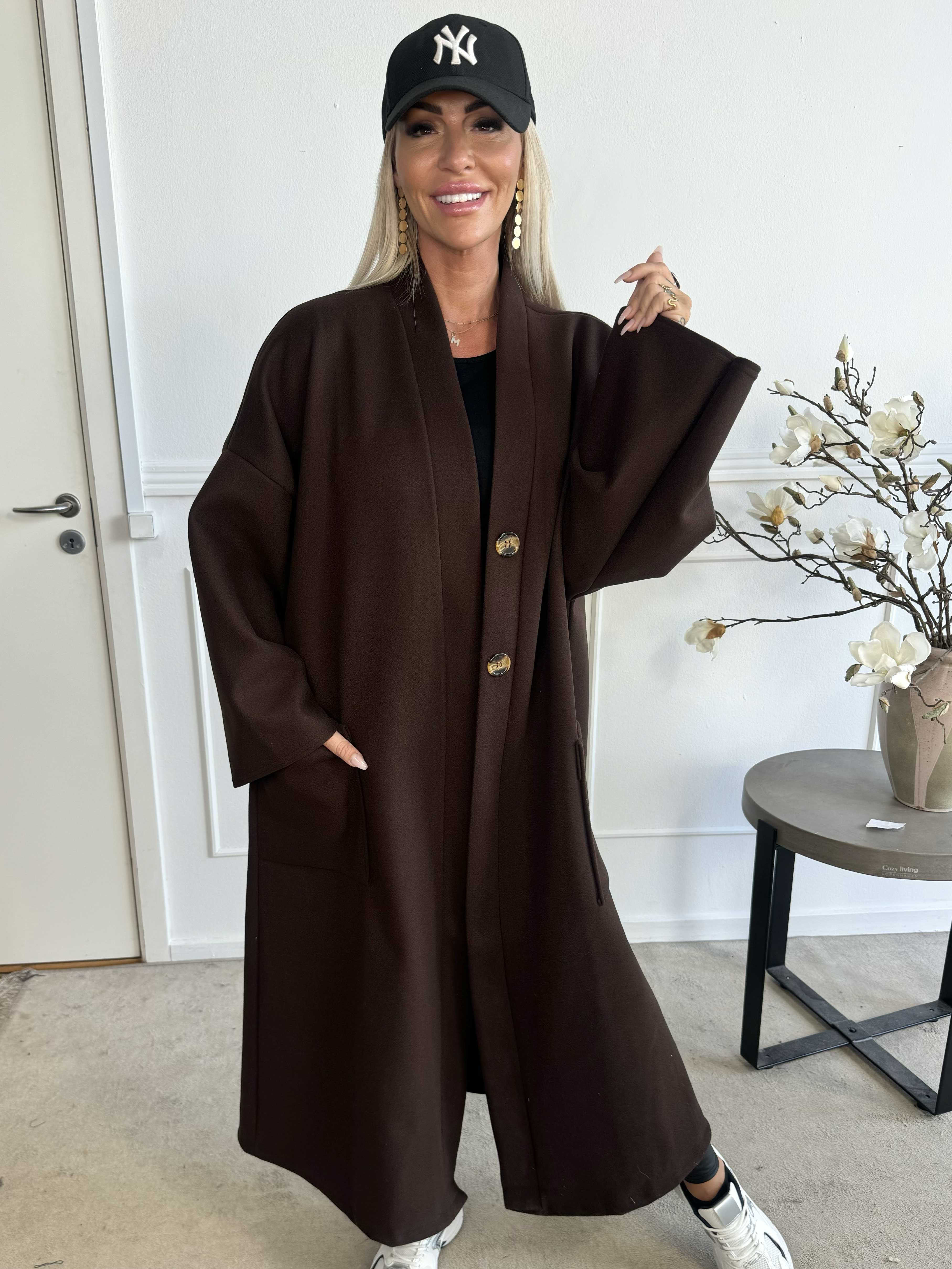 Abbelin - Lång oversized kappa med dekorativa knappar